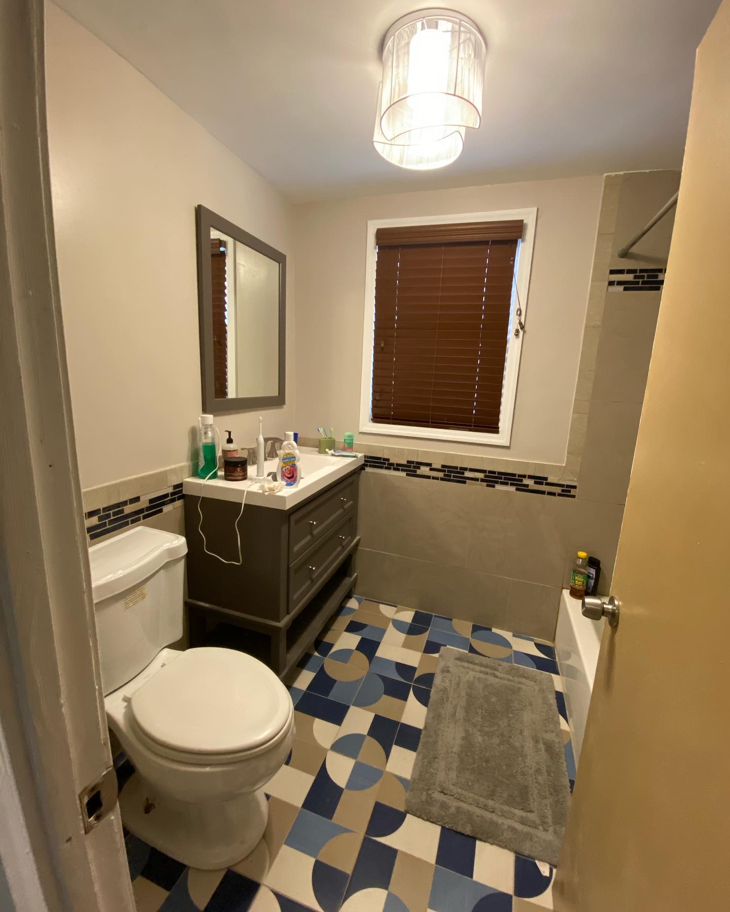Patterned floor tile and tiled tub surround